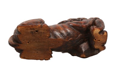 Lot 482 - A CARVED HERALDIC LION FURNITURE MOUNT