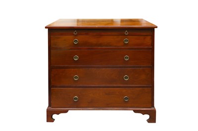 Lot 559 - A REPRODUCTION MAHOGANY CHEST OF DRAWERS