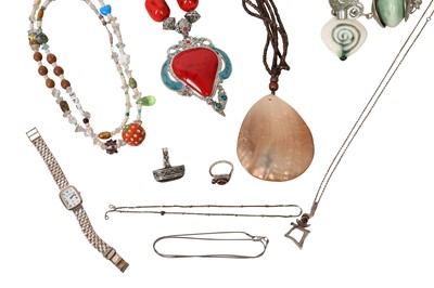 Lot 56 - A GROUP OF SILVER AND COSTUME JEWELLERY
