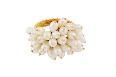 Lot 213 - A CULTURED PEARL CLUSTER RING