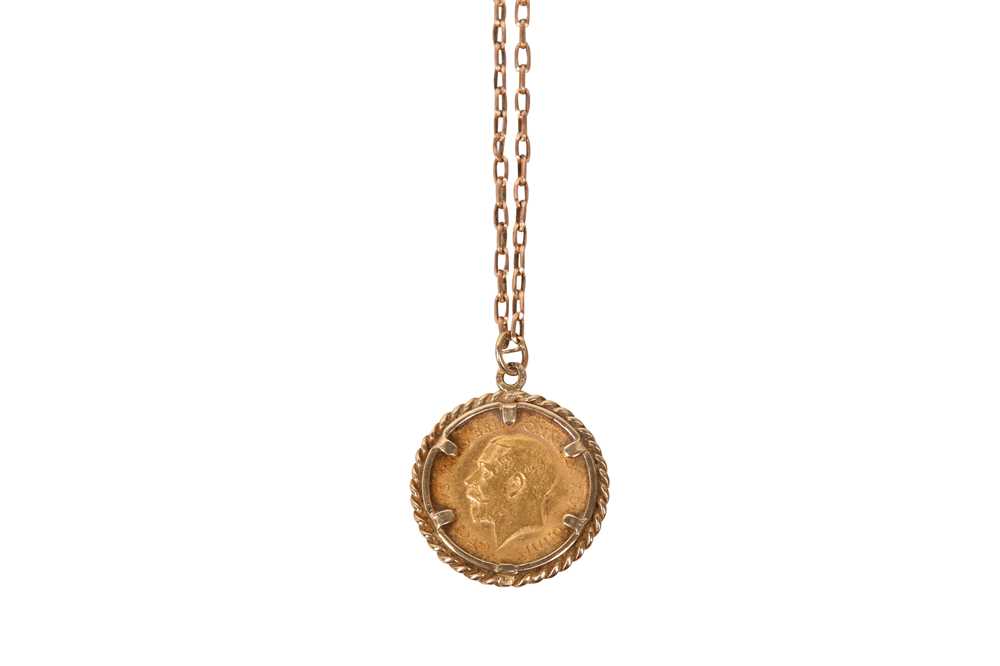 Lot 8 - A HALF SOVEREIGN PENDANT NECKLACE