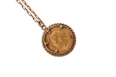 Lot 8 - A HALF SOVEREIGN PENDANT NECKLACE