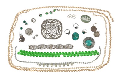 Lot 35 - A GROUP OF SILVER AND COSTUME JEWELLERY