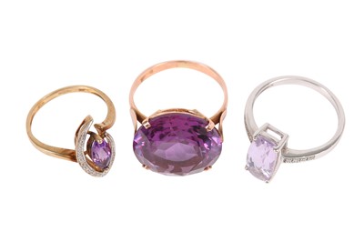 Lot 9 - A GROUP OF GEM-SET RINGS