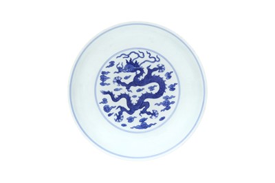 Lot 646 - A CHINESE BLUE AND WHITE 'DRAGON' DISH