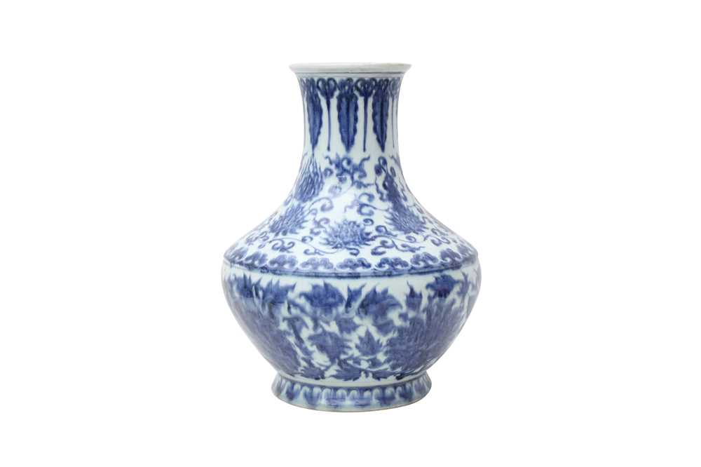 Lot 539 - A CHINESE BLUE AND WHITE 'LOTUS' VASE