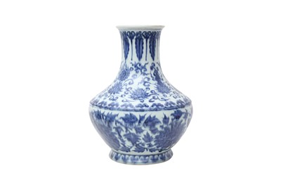 Lot 539 - A CHINESE BLUE AND WHITE 'LOTUS' VASE