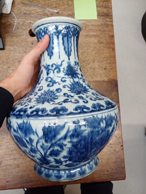 Lot 539 - A CHINESE BLUE AND WHITE 'LOTUS' VASE