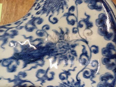 Lot 539 - A CHINESE BLUE AND WHITE 'LOTUS' VASE