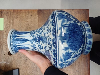 Lot 539 - A CHINESE BLUE AND WHITE 'LOTUS' VASE