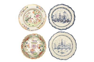Lot 124 - A PAIR OF ENGLISH PEARLWARE PLATES, LATE 18TH CENTURY