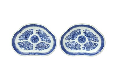 Lot 19 - A PAIR OF CHINESE EXPORT BLUE AND WHITE 'KIDNEY' DISHES