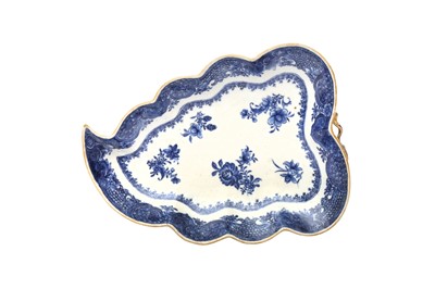 Lot 20 - A CHINESE EXPORT BLUE AND WHITE LEAF-SHAPED DISH