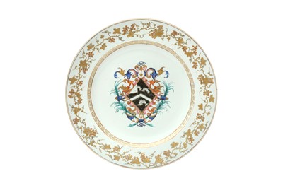 Lot 5 - A CHINESE EXPORT FAMILLE-ROSE CHARGER