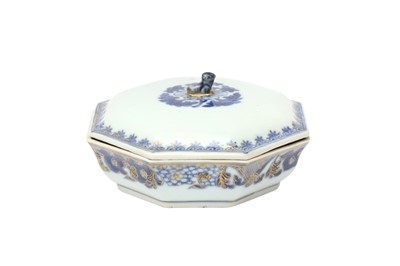 Lot 21 - A CHINESE EXPORT BLUE AND WHITE OCTAGONAL BOX AND COVER