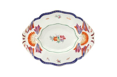 Lot 15 - A CHINESE FAMILLE-ROSE SCALLOPED DISH