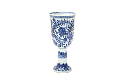 Lot 15 - A CHINESE BLUE AND WHITE GOBLET