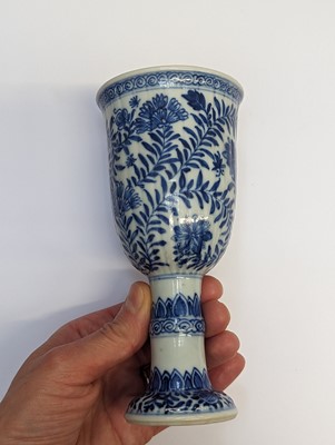 Lot 15 - A CHINESE BLUE AND WHITE GOBLET
