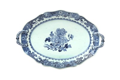 Lot 18 - A CHINESE EXPORT BLUE AND WHITE TWIN-HANDLED TRAY
