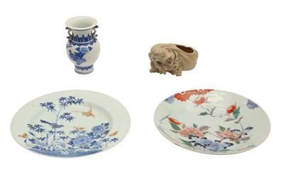 Lot 184 - A GROUP OF CHINESE AND JAPANESE PORCELAIN, 19TH-20TH CENTURY