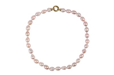 Lot 39 - A FRESHWATER PEARL NECKLACE