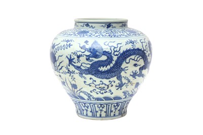 Lot 573 - A LARGE CHINESE BLUE AND WHITE 'DRAGON' JAR
