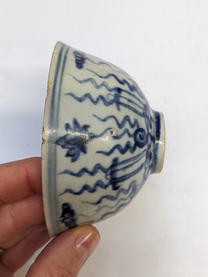 Lot 628 - A CHINESE BLUE AND WHITE 'LOTUS' CUP
