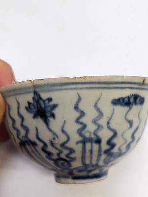 Lot 628 - A CHINESE BLUE AND WHITE 'LOTUS' CUP