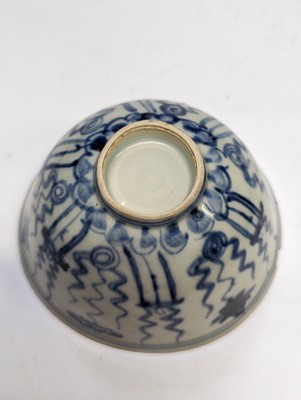 Lot 628 - A CHINESE BLUE AND WHITE 'LOTUS' CUP