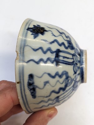 Lot 628 - A CHINESE BLUE AND WHITE 'LOTUS' CUP