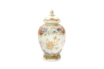 Lot 7 - A CHINESE FAMILLE-ROSE 'BLOSSOMS' TEA CADDY AND COVER