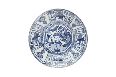 Lot 64 - A CHINESE BLUE AND WHITE KRAAK PORCELAIN 'DUCKS' DISH