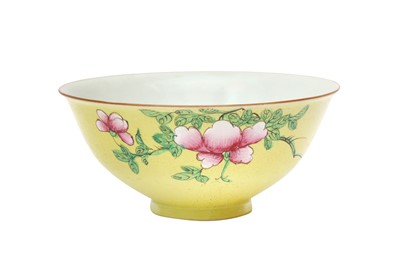 Lot 484 - A CHINESE FAMILLE-ROSE YELLOW-GROUND SGRAFFITO BOWL