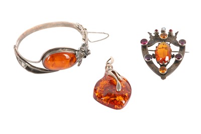 Lot 40 - A GROUP OF SILVER AND AMBER JEWELLERY