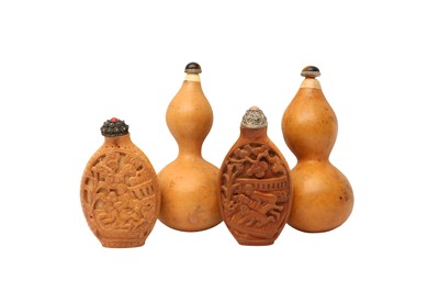 Lot 909 - TWO CHINESE FRUIT PIT AND TWO GOURD SNUFF BOTTLES