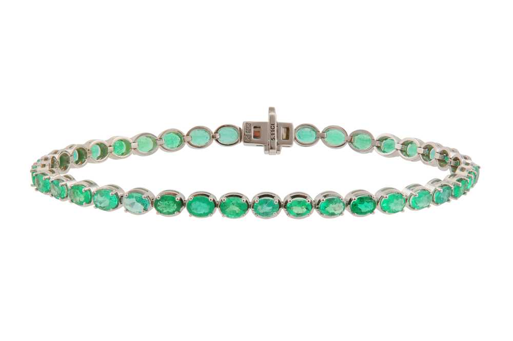 Lot 111 - AN EMERALD BRACELET