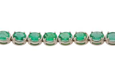 Lot 111 - AN EMERALD BRACELET