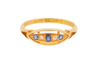 Lot 45 - A SAPPHIRE AND DIAMOND RING