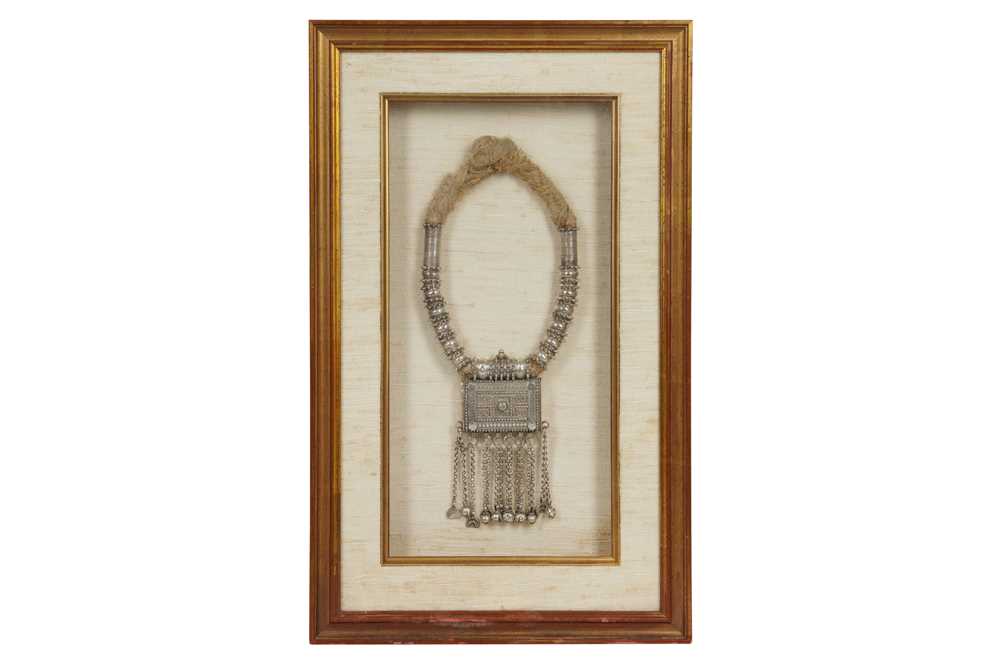 Lot 250 - AN OMANI NECKLACE WITH A SILVER AMULET BOX (HIRZ) PENDANT