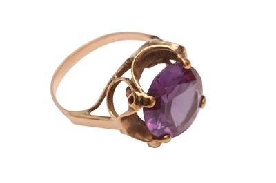 Lot 92 - A COLOUR CHANGE SYNTHETIC SAPPHIRE RING