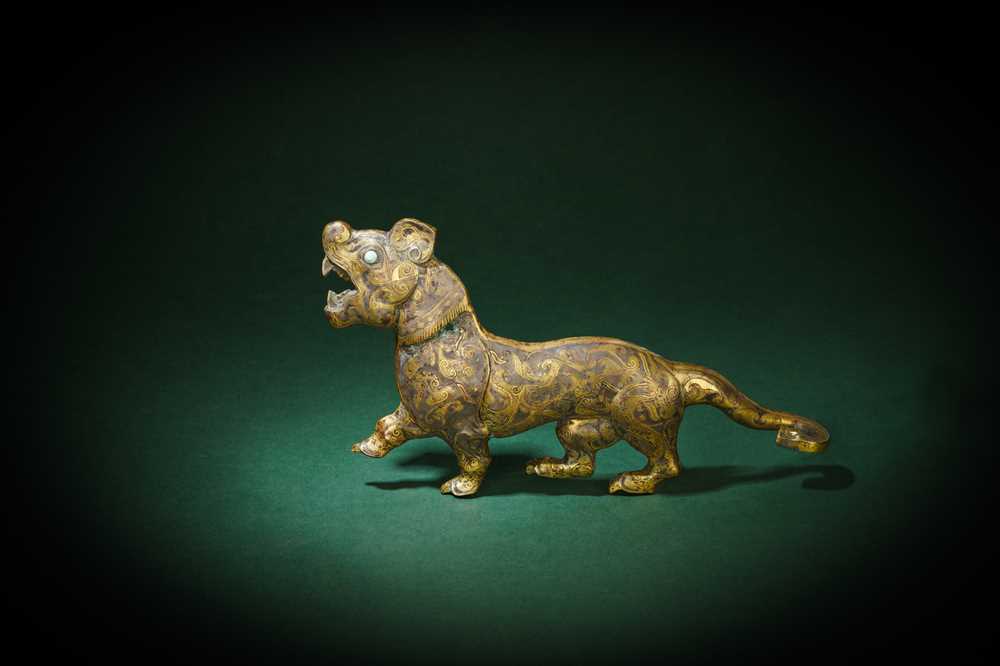 Lot 110 - A CHINESE GOLD- AND SILVER-INLAID BRONZE 'TIGER' GARMENT HOOK, DAIGOU