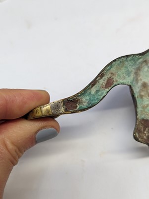Lot 110 - A CHINESE GOLD- AND SILVER-INLAID BRONZE 'TIGER' GARMENT HOOK, DAIGOU