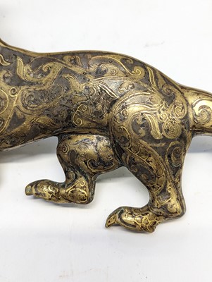 Lot 110 - A CHINESE GOLD- AND SILVER-INLAID BRONZE 'TIGER' GARMENT HOOK, DAIGOU
