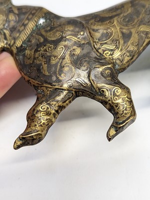 Lot 110 - A CHINESE GOLD- AND SILVER-INLAID BRONZE 'TIGER' GARMENT HOOK, DAIGOU