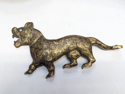 Lot 110 - A CHINESE GOLD- AND SILVER-INLAID BRONZE 'TIGER' GARMENT HOOK, DAIGOU