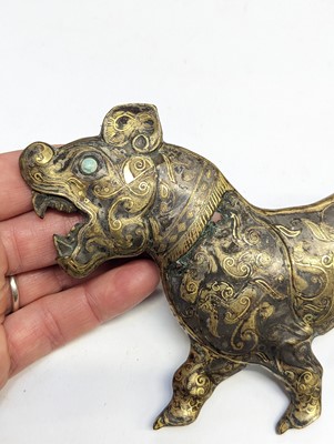 Lot 110 - A CHINESE GOLD- AND SILVER-INLAID BRONZE 'TIGER' GARMENT HOOK, DAIGOU