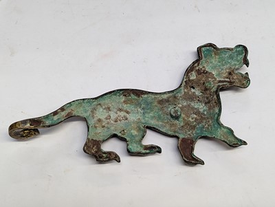Lot 110 - A CHINESE GOLD- AND SILVER-INLAID BRONZE 'TIGER' GARMENT HOOK, DAIGOU