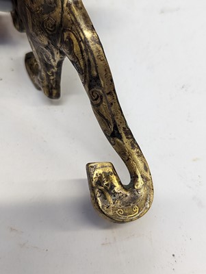 Lot 110 - A CHINESE GOLD- AND SILVER-INLAID BRONZE 'TIGER' GARMENT HOOK, DAIGOU