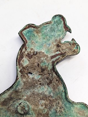 Lot 110 - A CHINESE GOLD- AND SILVER-INLAID BRONZE 'TIGER' GARMENT HOOK, DAIGOU