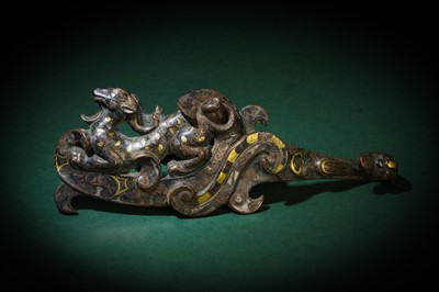 Lot 38 - A CHINESE GOLD AND SILVER-INLAID BRONZE 'MYTHICAL BEAST' GARMENT HOOK, DAIGOU